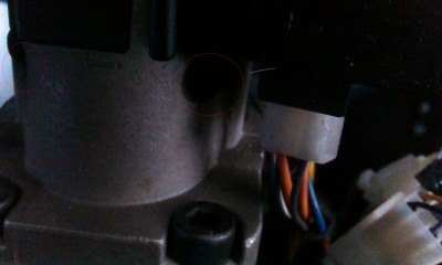 болты держат замок.jpg